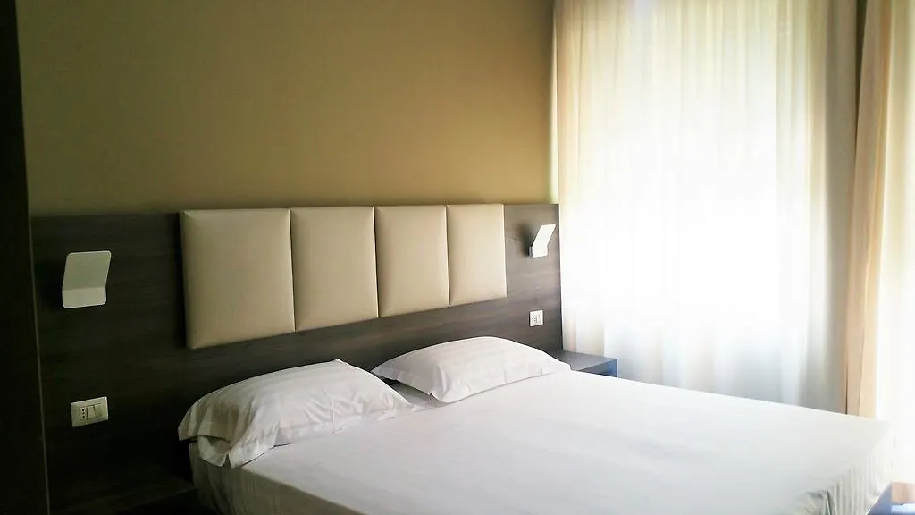Hll Hotel Lungolago Lecco-Como Lake Włochy