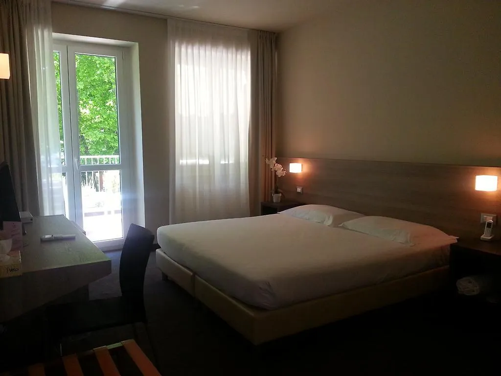 Hll Hotel Lungolago Lecco-Como Lake 3*, Lecco