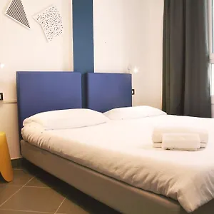& Hostal