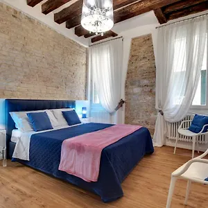  Apartament Charming Castello Apartments By Wonderful Italy Włochy